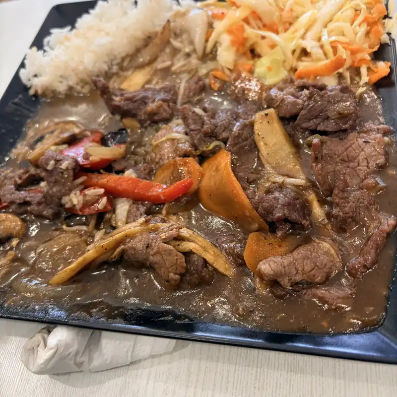 Mięso duszone w ciemnym sosie z ryżem i surówką